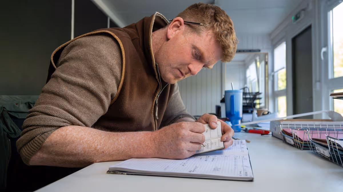 ‘I haven’t used a mobile or computer in years – I run my business with pen and paper’