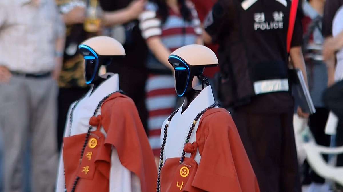 Video. South Korea: Thousands watch robot monks march through Seoul’s historic streets