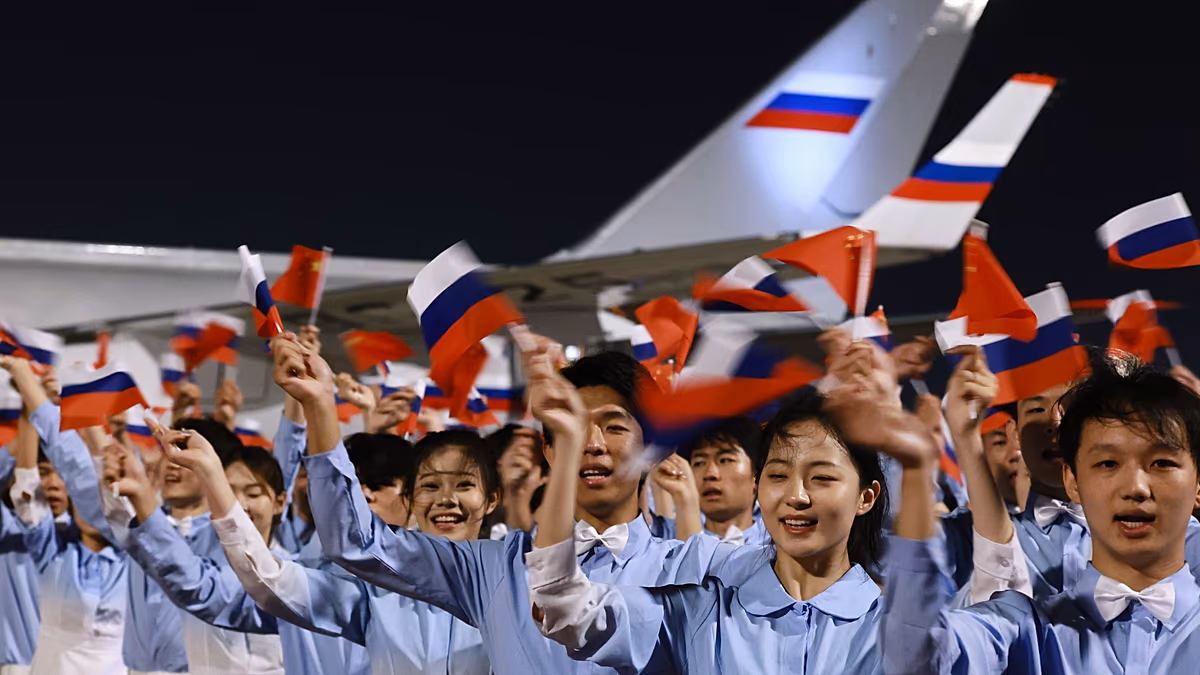 Video. Chinese youths greet Putin on arrival in Beijing