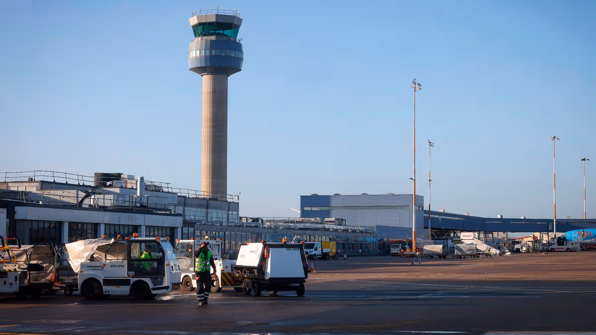East Midlands Airport ‘evacuated’ live: Passengers on runway as planes circle above