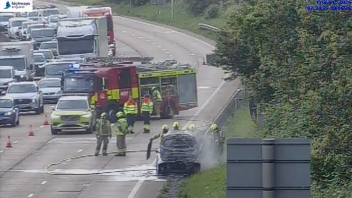 M25 traffic live: Motorway fire causes traffic chaos as 999 crews rush to scene