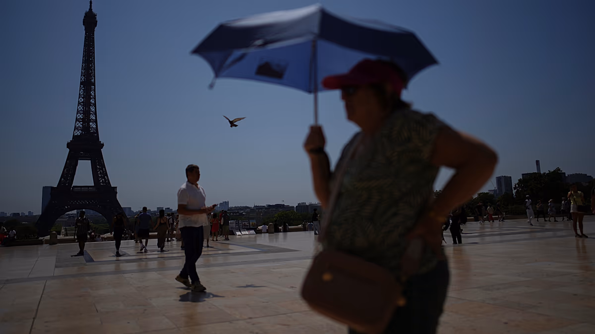 Video. Heatwave nears 40C in France, forcing tourists to change routines