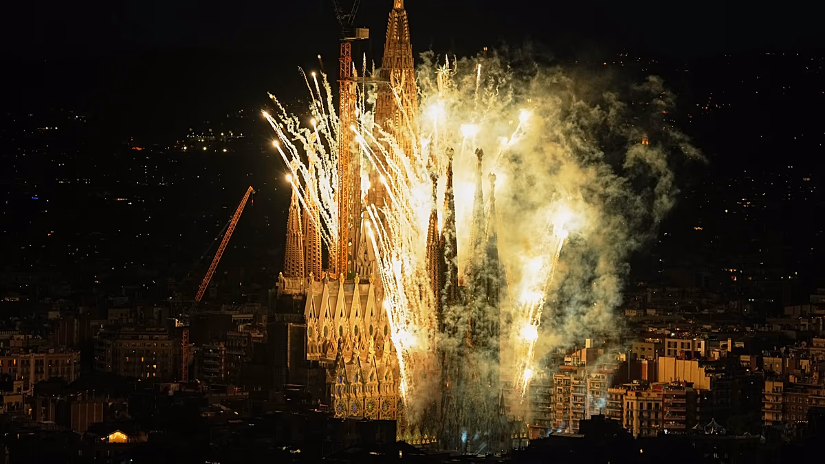 Sagrada Família opens new tower before 120,000 people