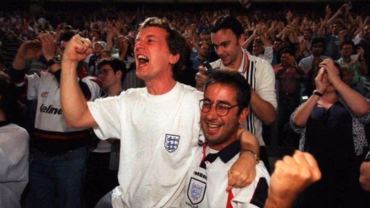 Brits vote the 1990s best decade as 36% miss life before social medi