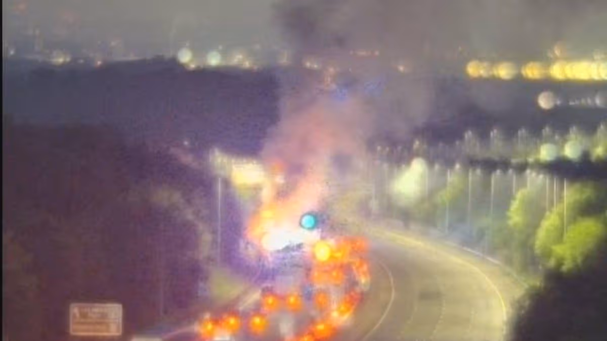 M25 fire LIVE: Lorry blaze blocks busy commuter motorway near Epping as smoke fills sky